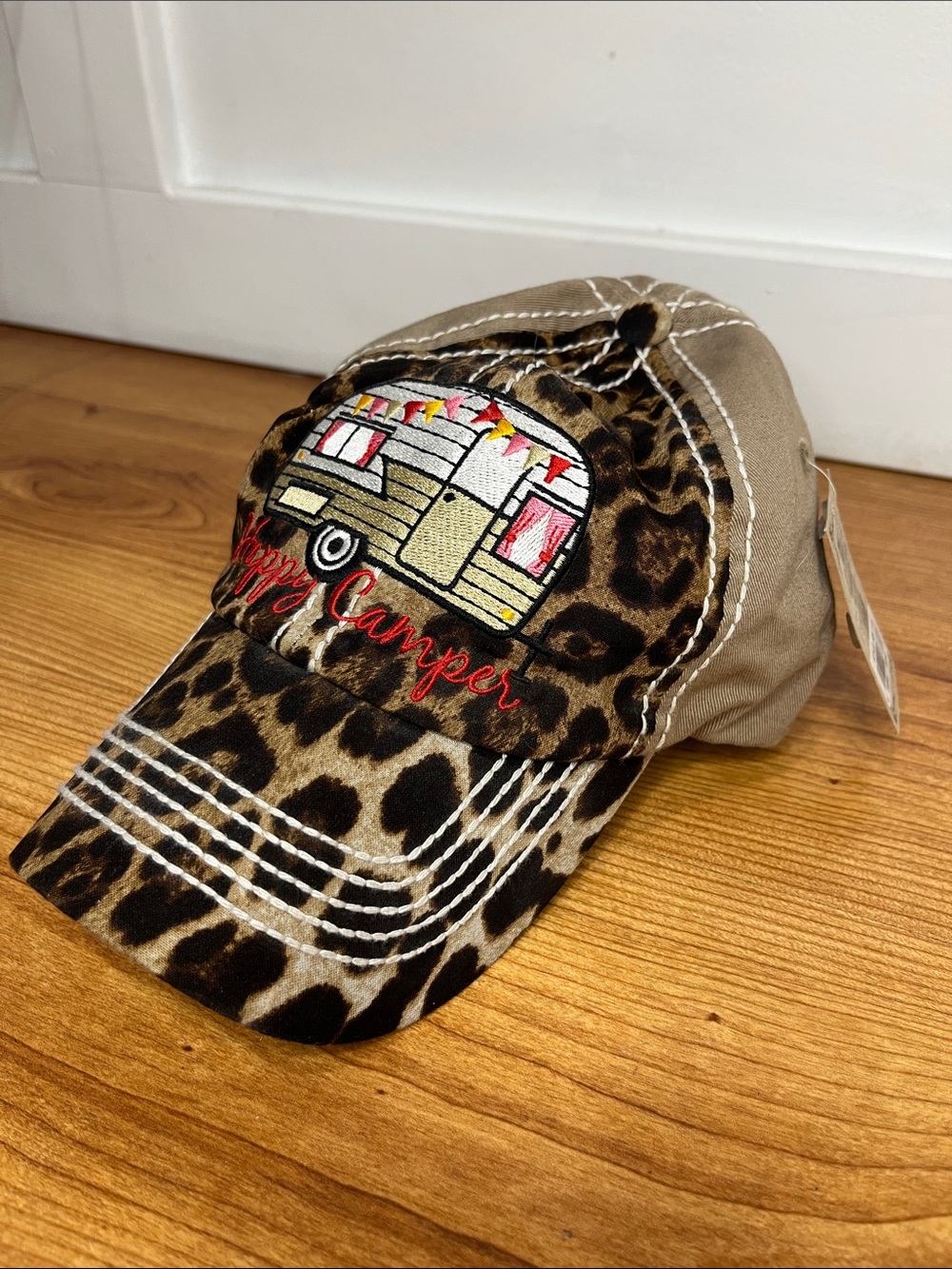 KBETHOS Leopard Print Baseball Cap with Red Accent